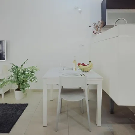 Modern In A Great Location *